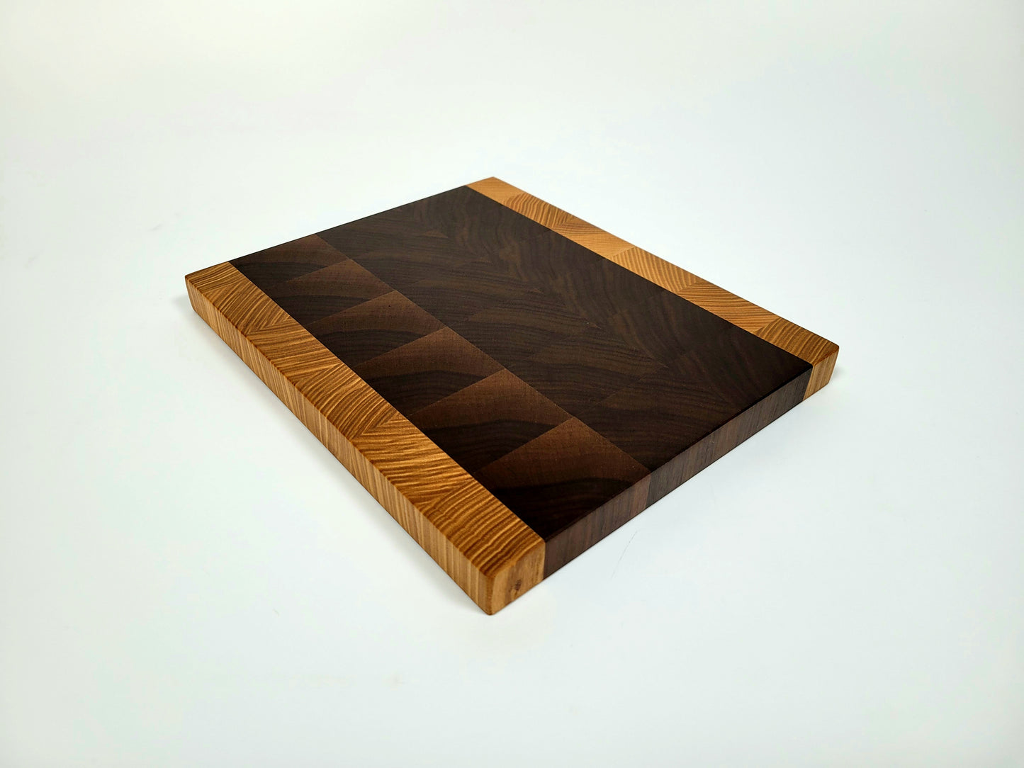 Schneidebrett Nussbaum mit Esche #1