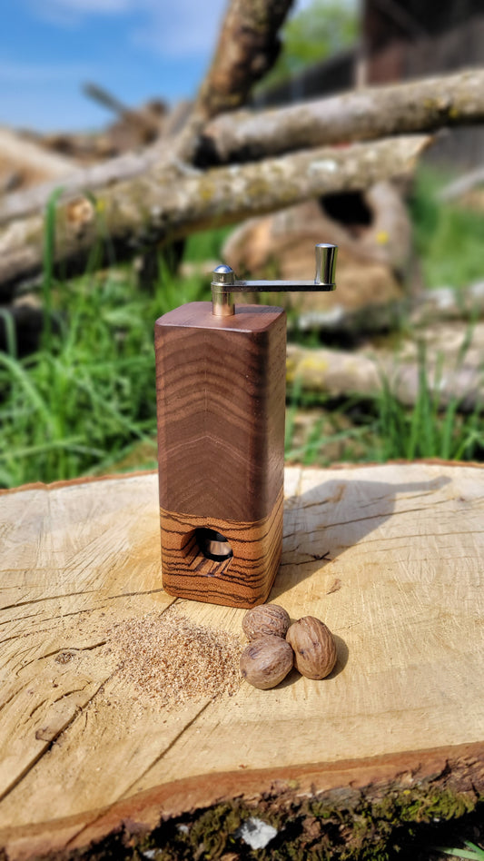 Muskatmühle Nussbaum mit Zebrano