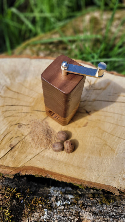Muskatmühle Nussbaum mit Zebrano