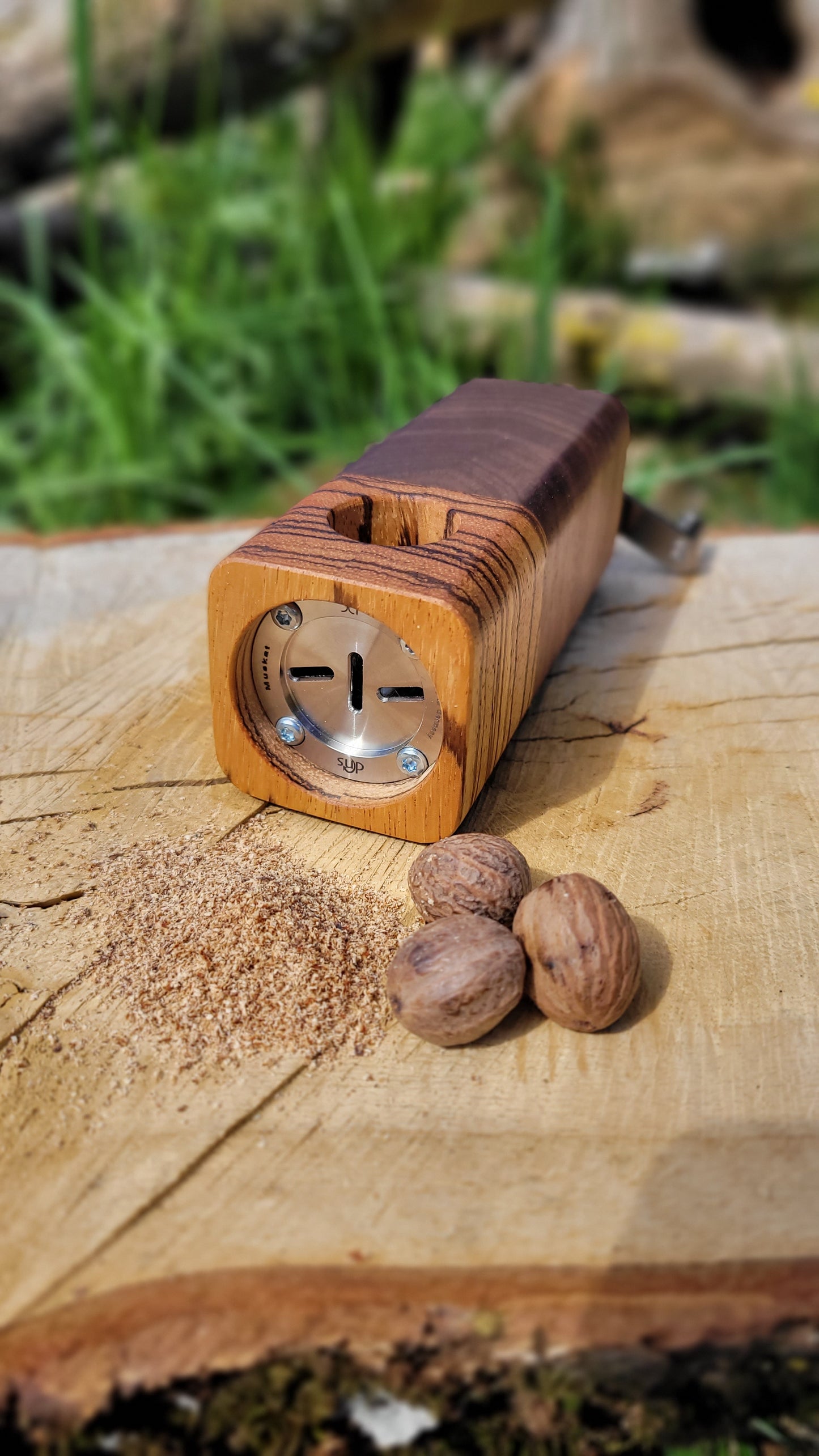 Muskatmühle Nussbaum mit Zebrano
