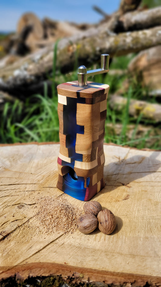 Muskatmühle Chaos mit blauem Epoxy
