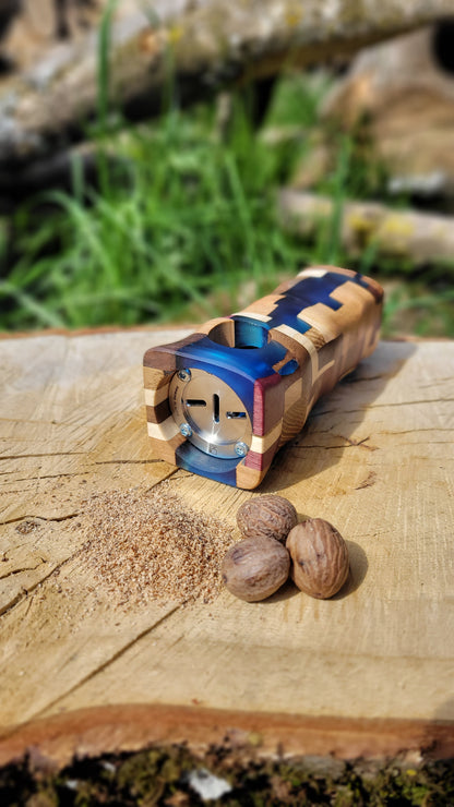 Muskatmühle Chaos mit blauem Epoxy