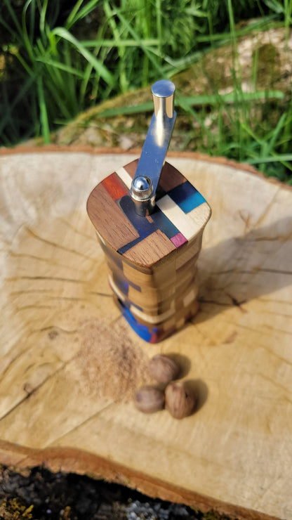 Muskatmühle Chaos mit blauem Epoxy