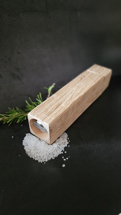 Salz- und Pfeffermühlen Handstruktur Eiche